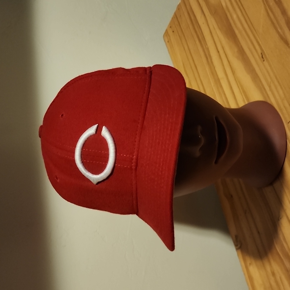 Cincinnati Reds fited low profile hat